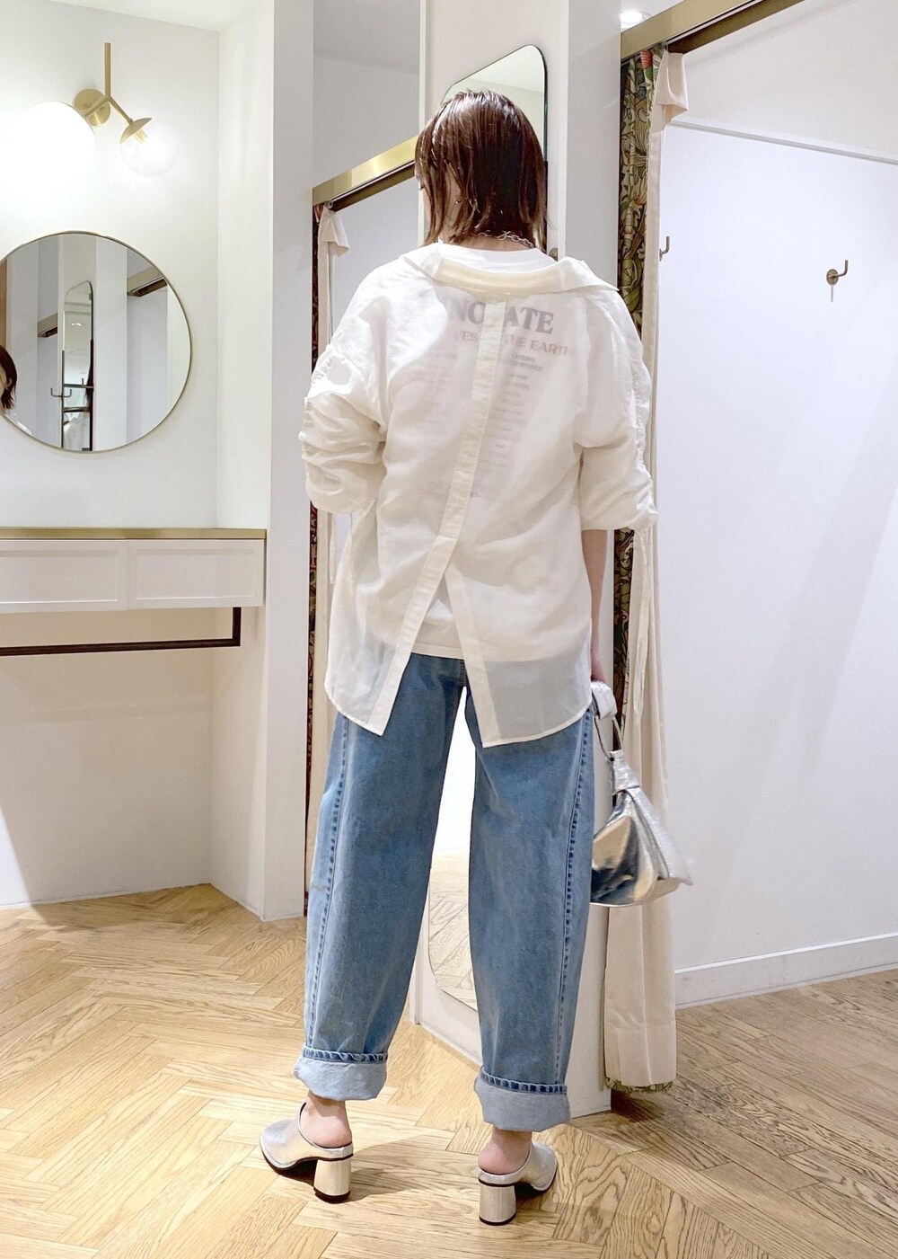 シルバー系のその他シューズ、ホワイト系のシャツ/ブラウス、ホワイト系のTシャツ/カットソーを着用したレディースの春コーディネートの2枚目の写真
