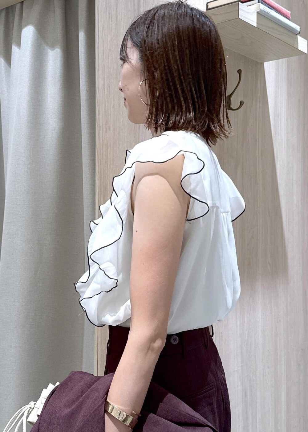ブラック系のパンプス、ホワイト系のシャツ/ブラウス、ベージュ系のショルダーバッグを着用したレディースの夏コーディネートの7枚目の写真