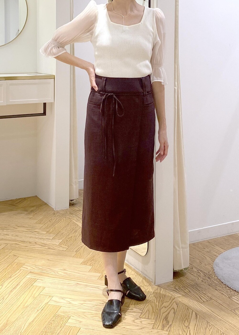 ブラック系のキャミソール、ブラック系のサンダル、ホワイト系のTシャツ/カットソーを着用したレディースの夏コーディネートの4枚目の写真