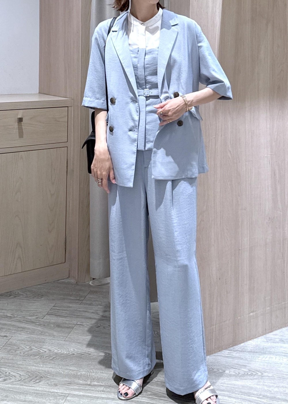 シルバー系のサンダル、ブルー系のシャツ/ブラウス、ブルー系のその他パンツを着用したレディースの春コーディネートの5枚目の写真