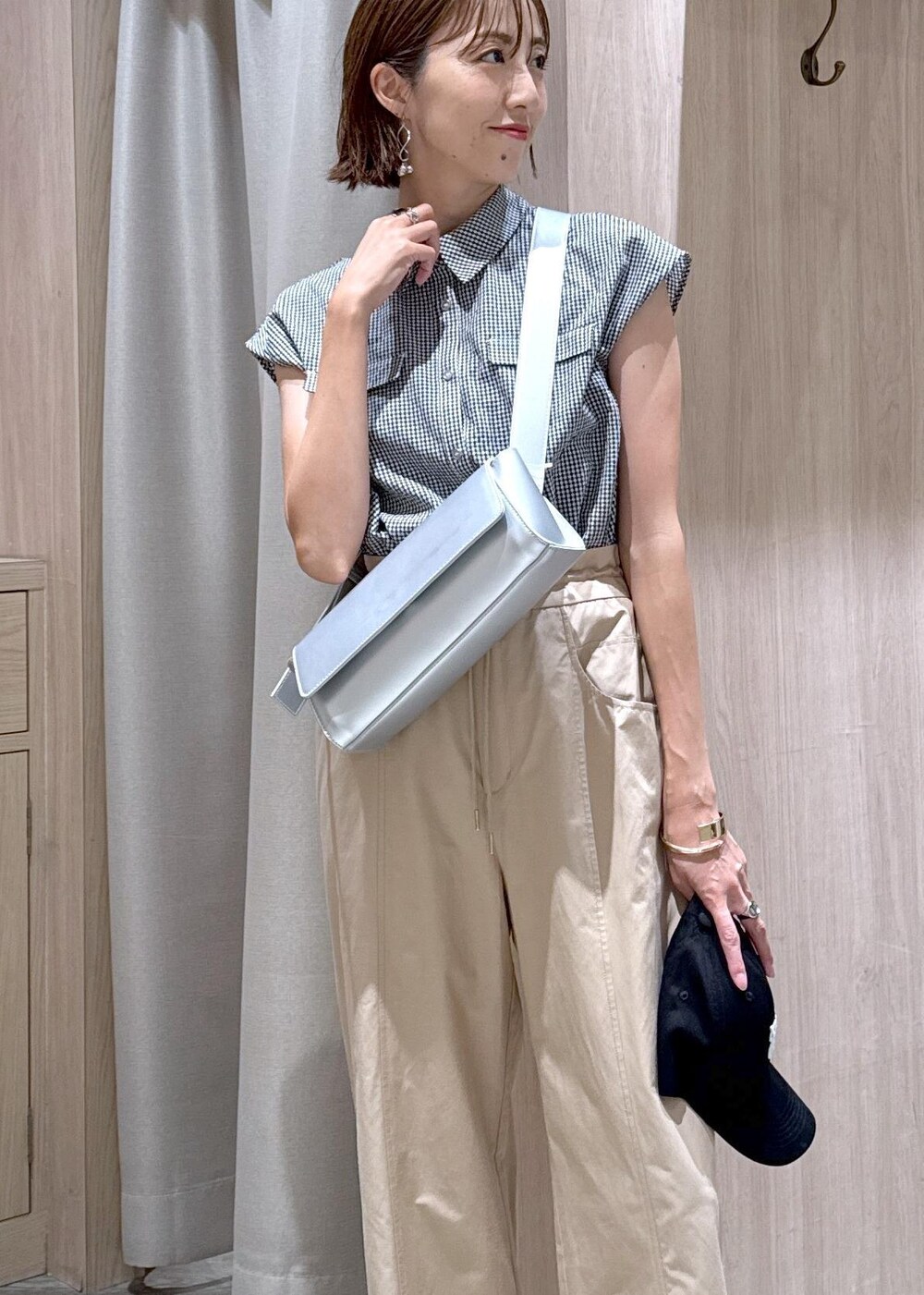 ブラック系のサンダル、ブラック系のシャツ/ブラウス、ベージュ系のその他パンツを着用したレディースの夏コーディネートの7枚目の写真