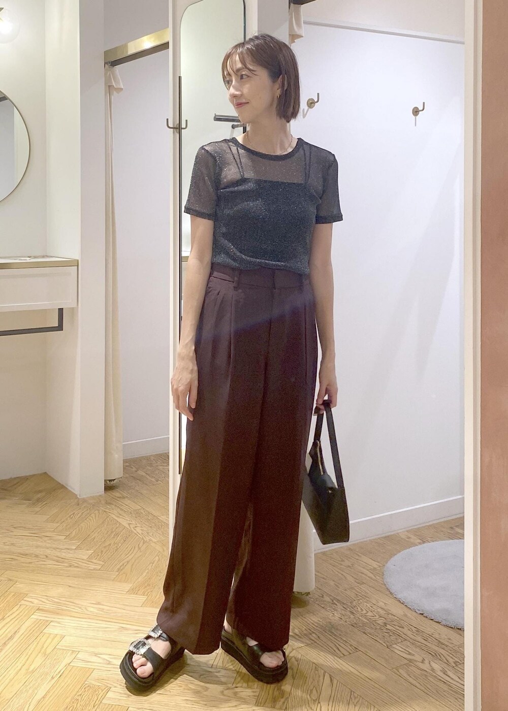 ブラック系のハンドバッグ、ブラック系のキャミソール、ブラック系のTシャツ/カットソーを着用したレディースの夏コーディネートの3枚目の写真