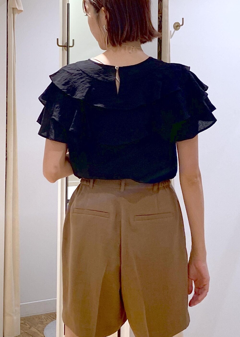 ブラック系のシャツ/ブラウス、ブラウン系のその他パンツ、グリーン系のショルダーバッグを着用したレディースの夏コーディネートの7枚目の写真