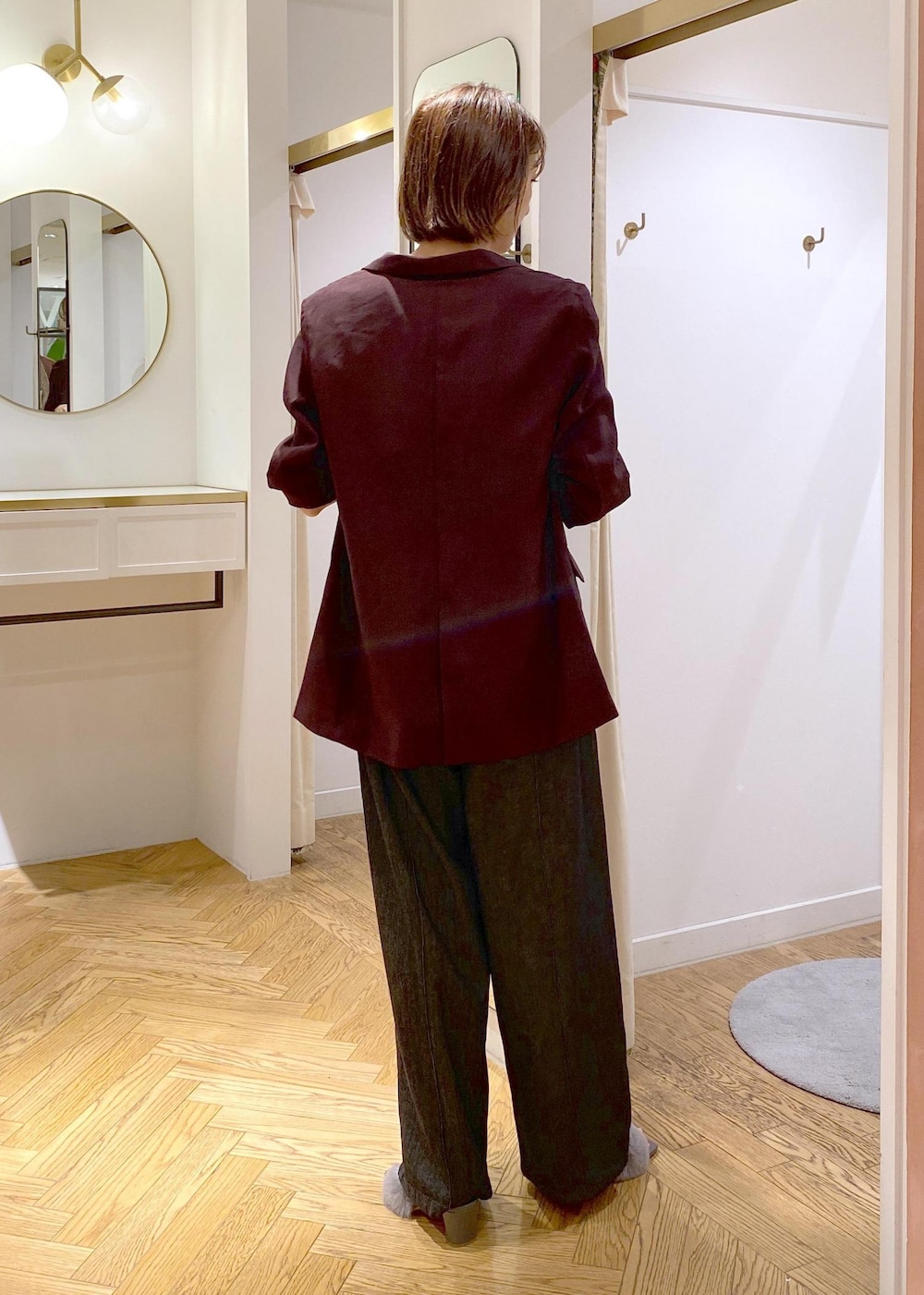 ブラック系のキャミソール、ブラック系のハンドバッグ、グレー系のドレスシューズを着用したレディースの夏コーディネートの2枚目の写真