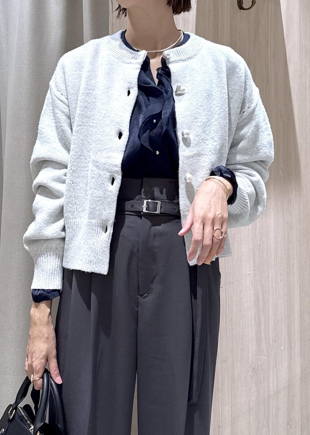 ブルー系のシャツ/ブラウス、グレー系のカーディガン/ボレロ、グレー系のその他パンツを着用したレディースの秋コーディネートの8枚目の写真