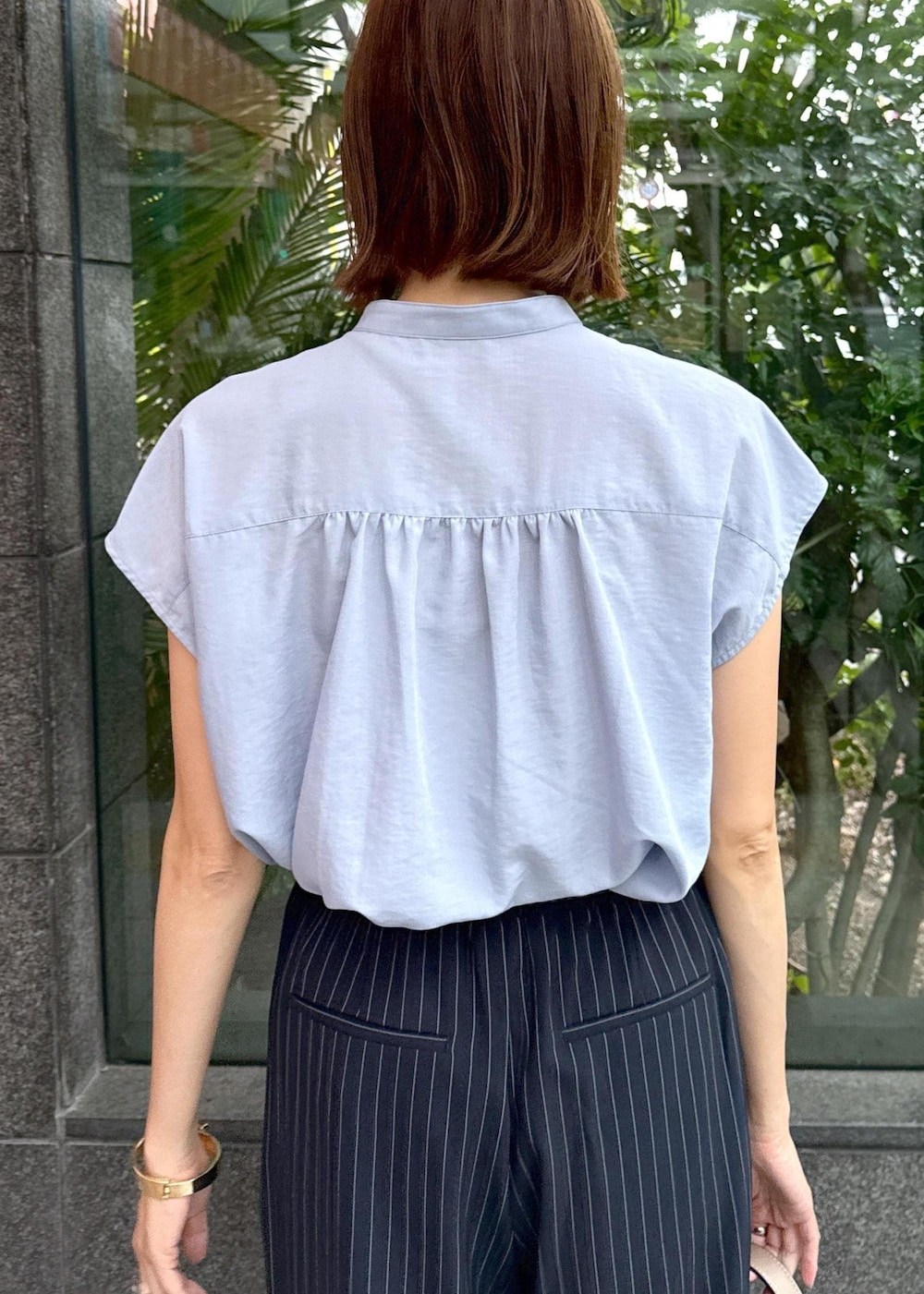 ブラック系のサンダル、ブルー系のシャツ/ブラウス、ブルー系のその他パンツを着用したレディースの夏コーディネートの10枚目の写真