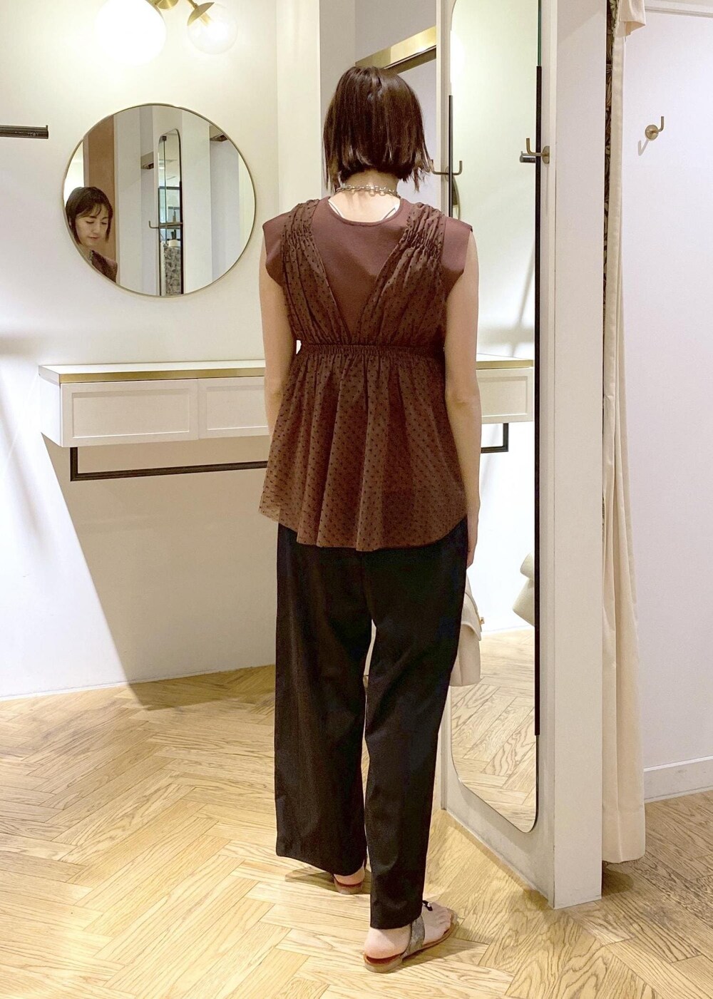 ベージュ系のサンダル、ホワイト系のキャミソール、ブラウン系のシャツ/ブラウスを着用したレディースの春コーディネートの3枚目の写真