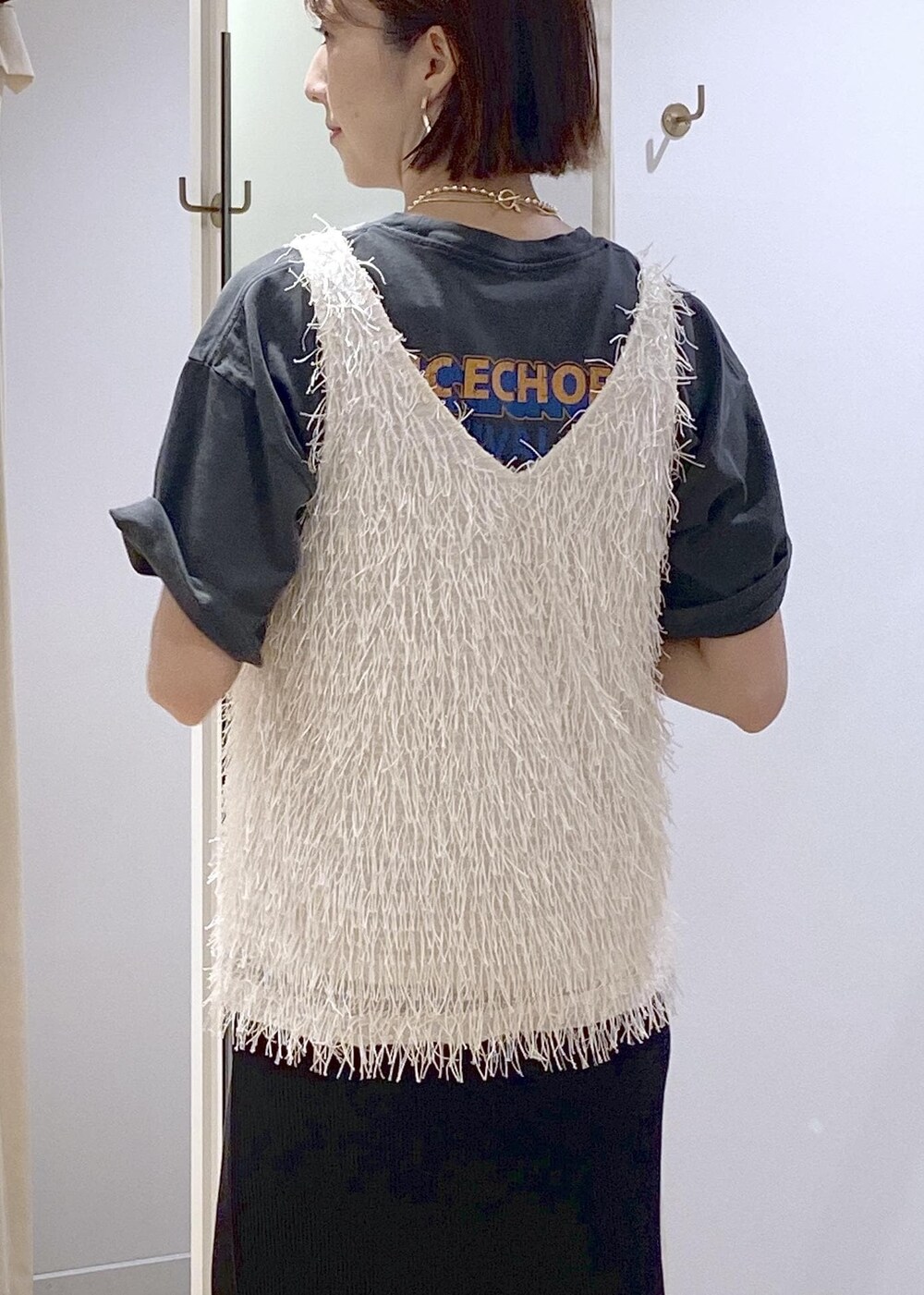 ブラック系のサンダル、ホワイト系のタンクトップ、ゴールド系のショルダーバッグを着用したレディースの夏コーディネートの6枚目の写真