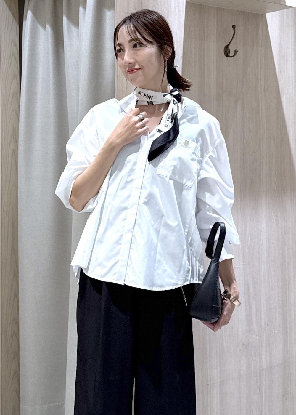 ブラック系のその他パンツ、シルバー系のパンプス、ホワイト系のシャツ/ブラウスを着用したレディースの秋コーディネートの2枚目の写真