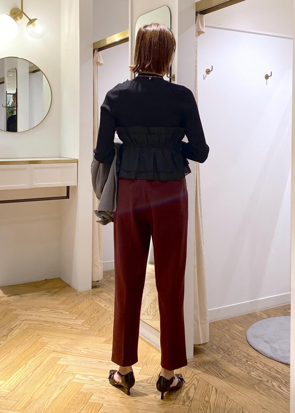 ブラック系のパンプス、ブラック系のニット/セーター、ブラウン系のその他パンツを着用したレディースの秋コーディネートの9枚目の写真