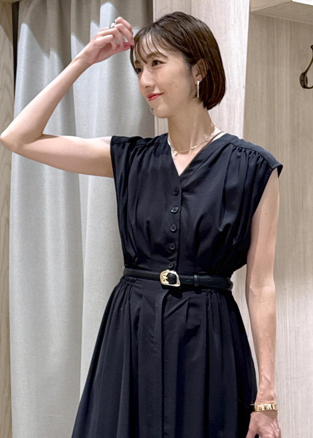 ブラック系のサンダル、ホワイト系のスラックス、ブラック系のワンピースを着用したレディースの夏コーディネートの9枚目の写真