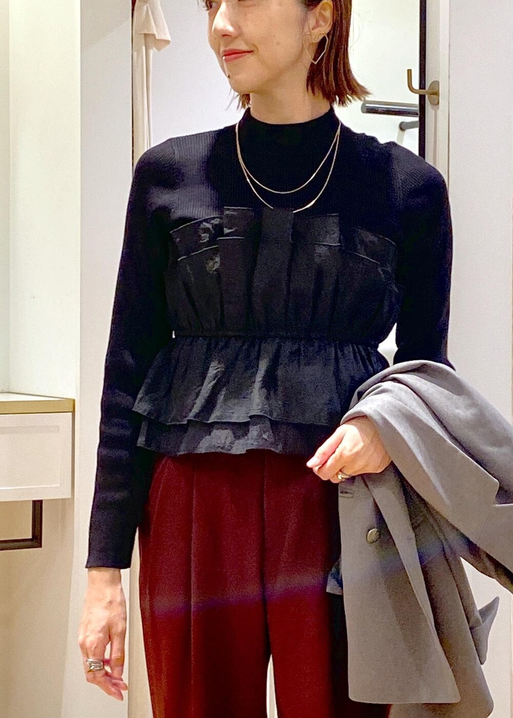 ブラック系のパンプス、ブラック系のニット/セーター、ブラウン系のその他パンツを着用したレディースの秋コーディネートの6枚目の写真