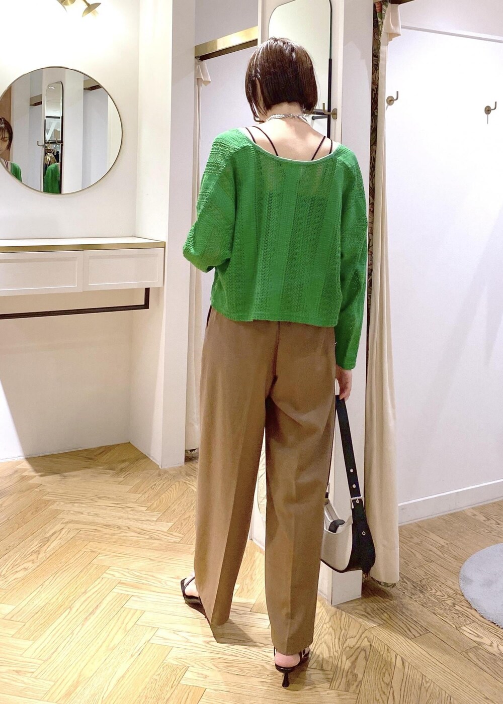 ブラック系のサンダル、ブラック系のキャミソール、ブラック系のショルダーバッグを着用したレディースの夏コーディネートの4枚目の写真