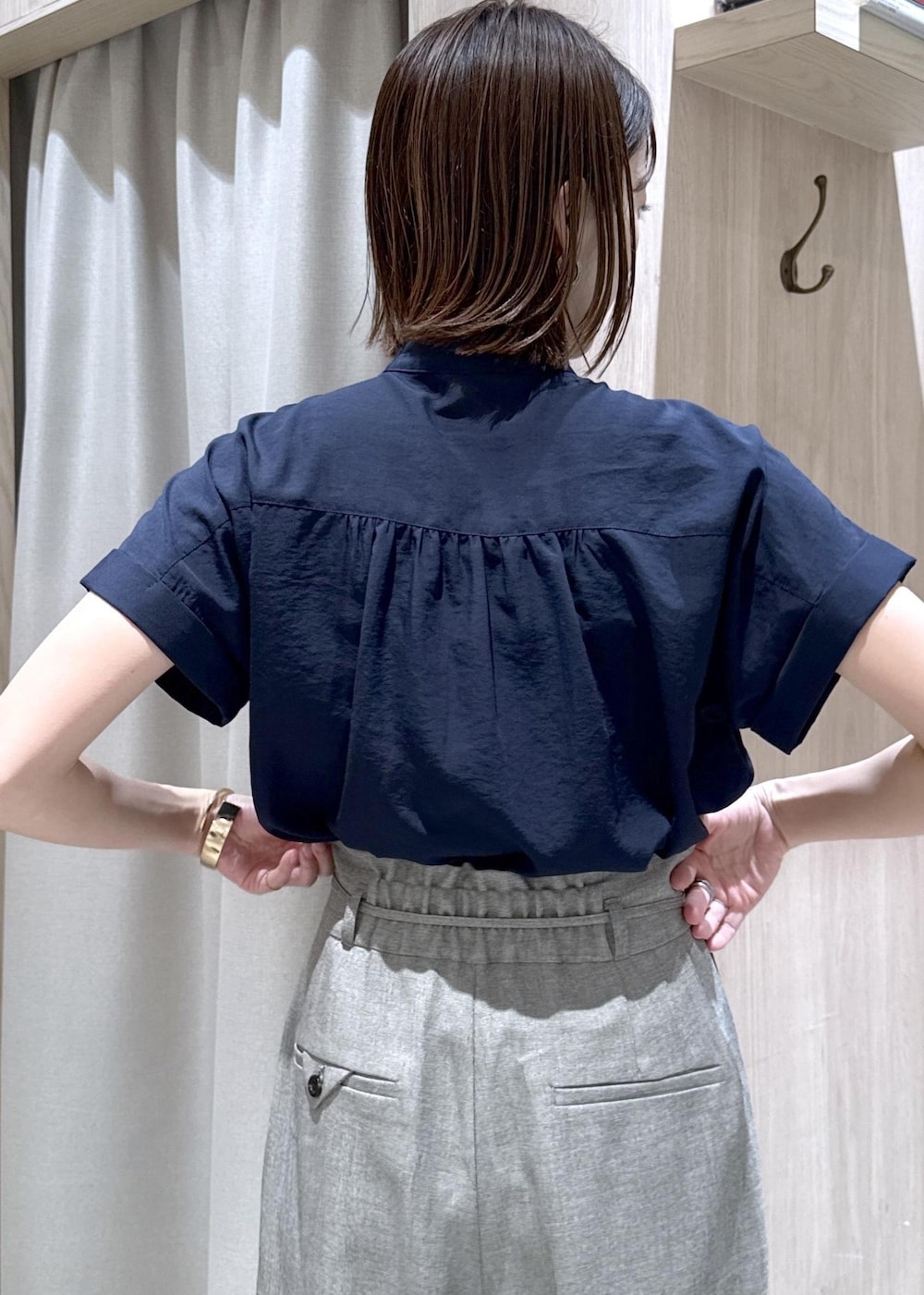 ブラック系のハンドバッグ、グレー系のその他パンツ、ブラック系のパンプスを着用したレディースの春コーディネートの7枚目の写真