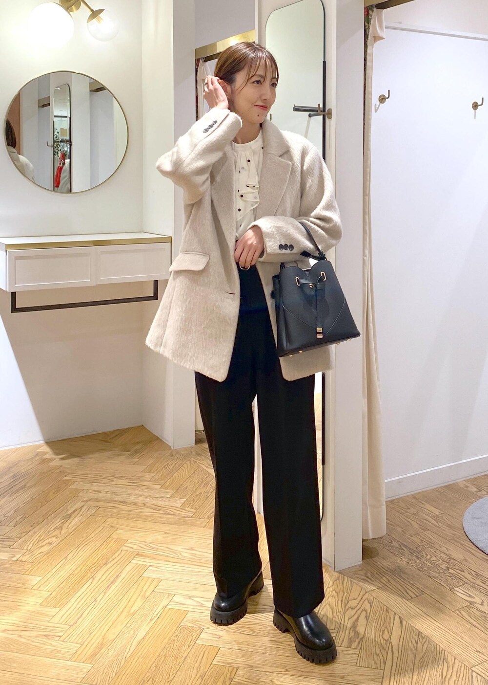 「大人シンプル、きれいめシンプル、きれいめカジュアル、オフィスカジュアル、仕事、仕事着、通勤、通勤服、ブラウスコーデ、ドット柄、ドット柄ブラウス、ワイドパンツ、きちんと感、学校行事、初春コーデ」｜「VISの【ご好評につき追加生産】【2WAY】ハートカットバッグ（ショルダーバッグ、ブラック系）」を使った、eric08さん（レディース・166cm）の冬コーディネートの5枚目の写真