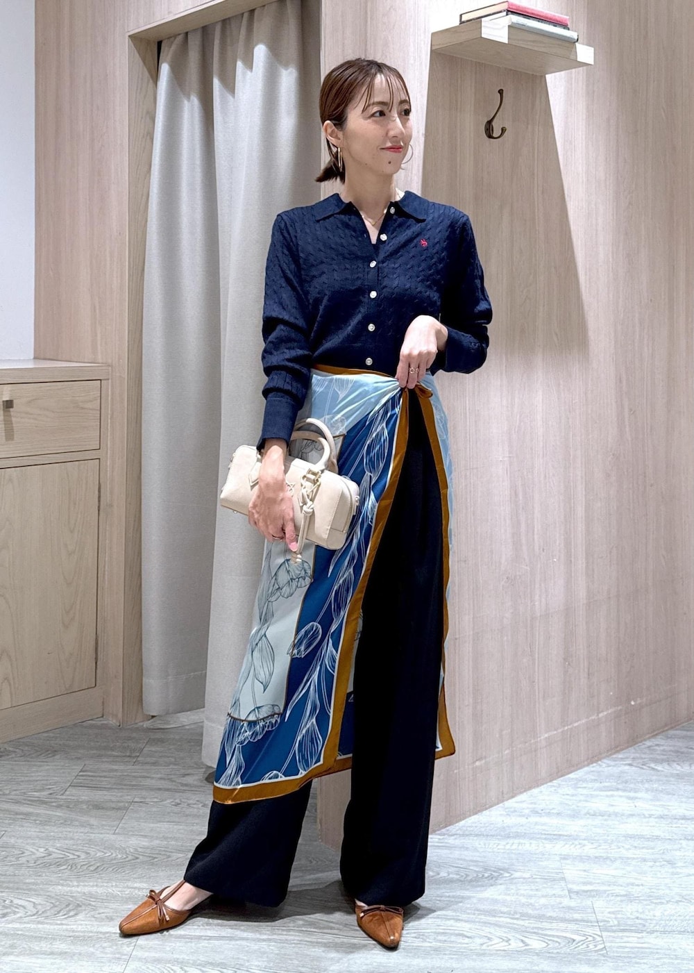 ブラック系のキャミソール、イエロー系のパンプス、ブルー系のカーディガン/ボレロを着用したレディースの秋コーディネートの4枚目の写真