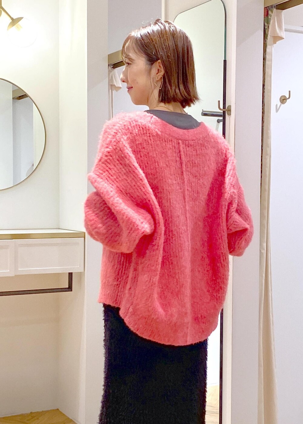 ブラック系のスカート、その他のショルダーバッグ、ブラック系のTシャツ/カットソーを着用したレディースの秋コーディネートの8枚目の写真