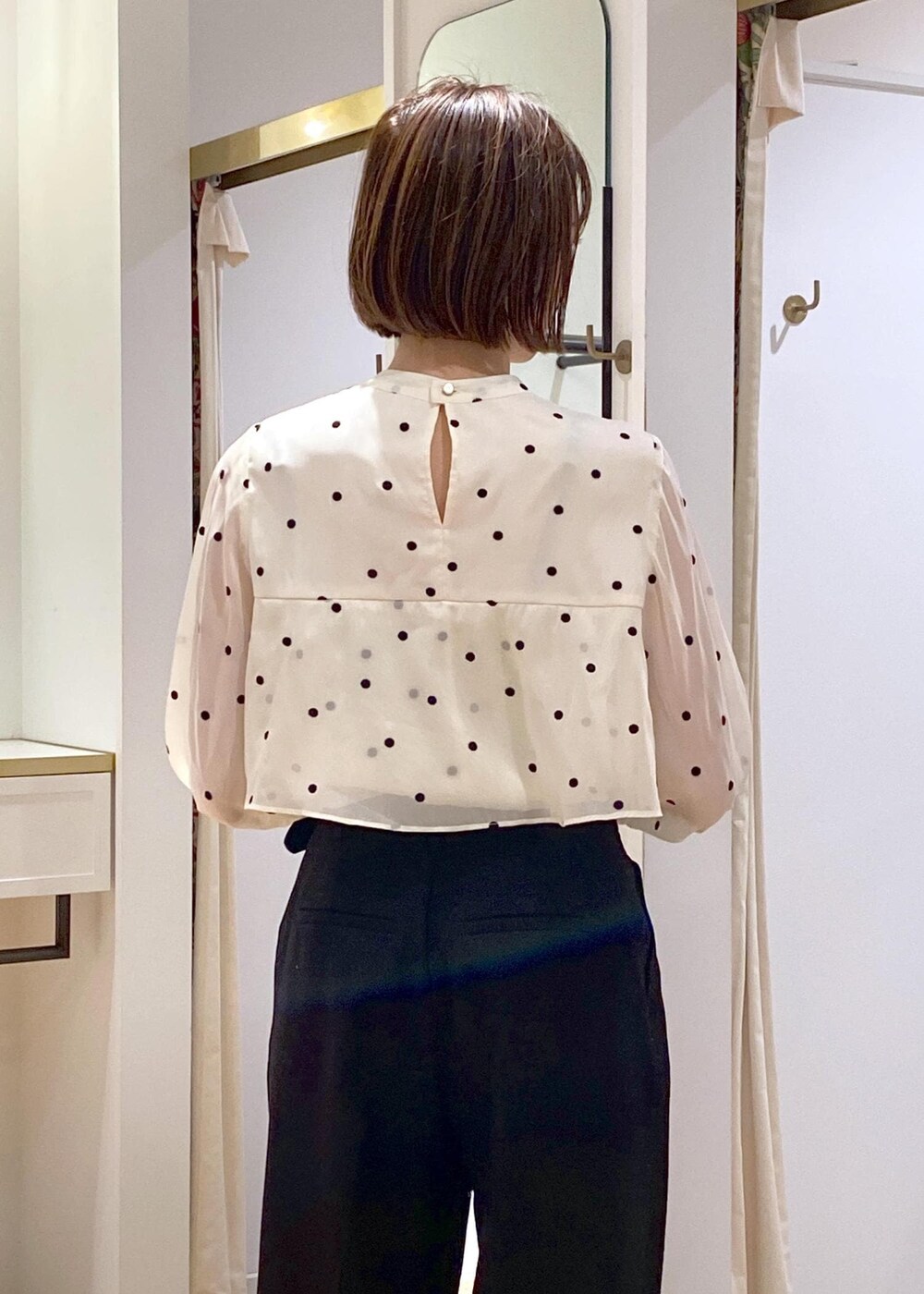 「大人シンプル、きれいめシンプル、きれいめカジュアル、オフィスカジュアル、仕事、仕事着、通勤、通勤服、ブラウスコーデ、ドット柄、ドット柄ブラウス、ワイドパンツ、きちんと感、学校行事、初春コーデ」｜「VISの【ご好評につき追加生産】【2WAY】ハートカットバッグ（ショルダーバッグ、ブラック系）」を使った、eric08さん（レディース・166cm）の冬コーディネートの10枚目の写真