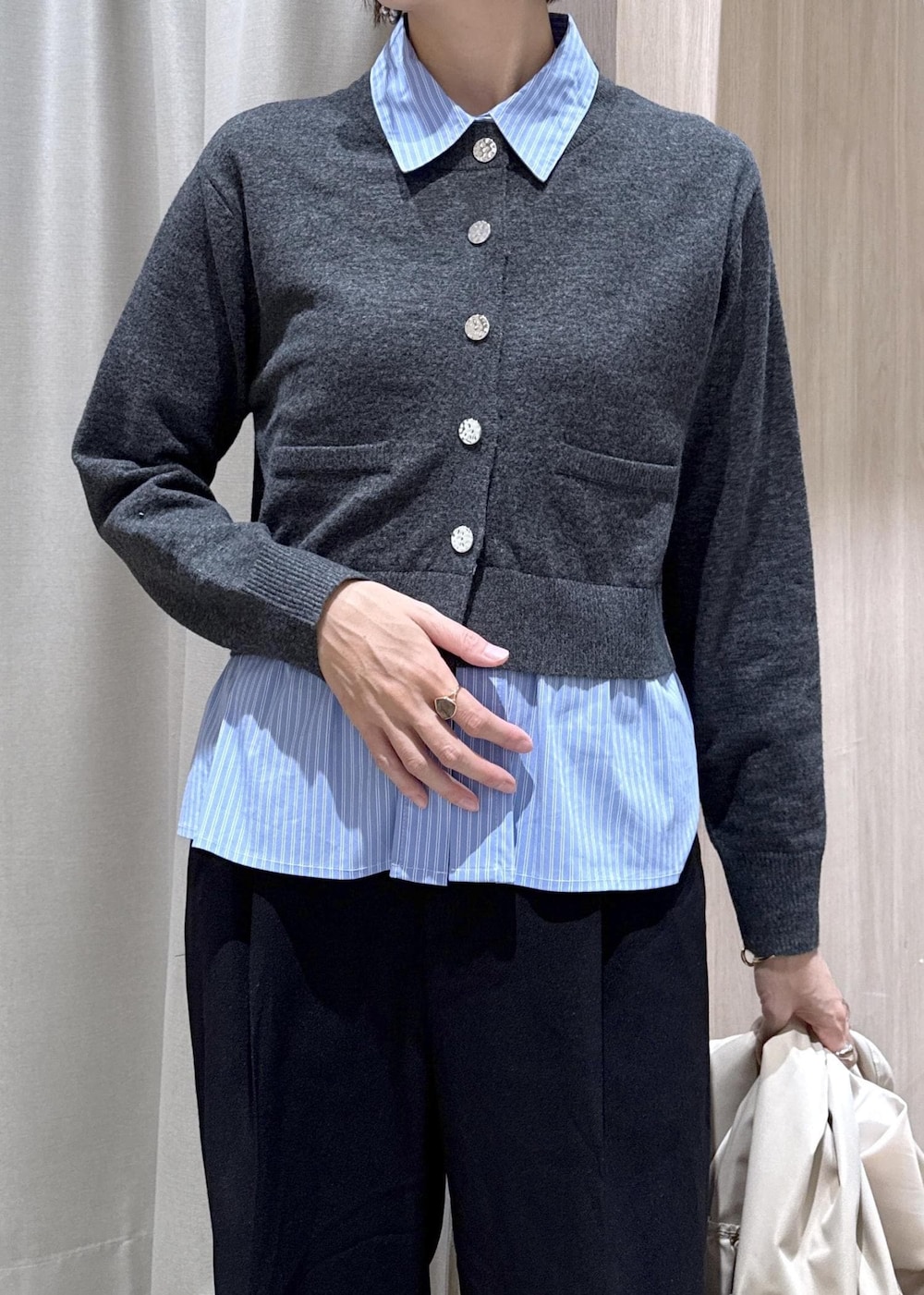 ブラック系のショルダーバッグ、イエロー系のパンプス、ベージュ系のブルゾンを着用したレディースの秋コーディネートの10枚目の写真