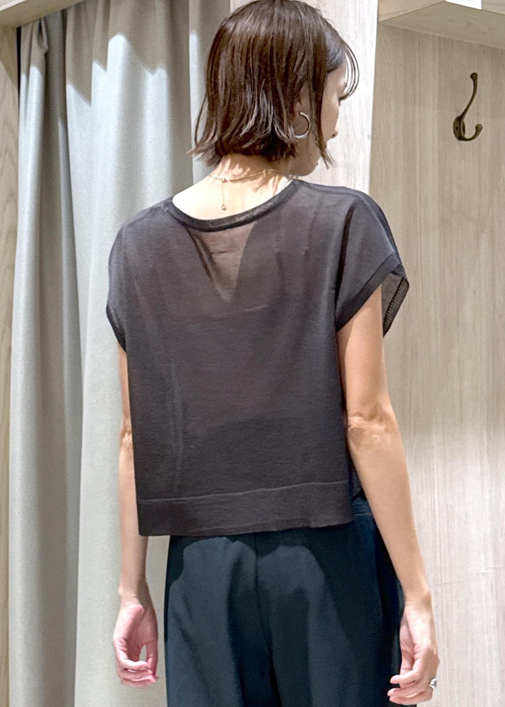 ブラック系のキャミソール、ブラック系のサンダル、グレー系のニット/セーターを着用したレディースの夏コーディネートの8枚目の写真