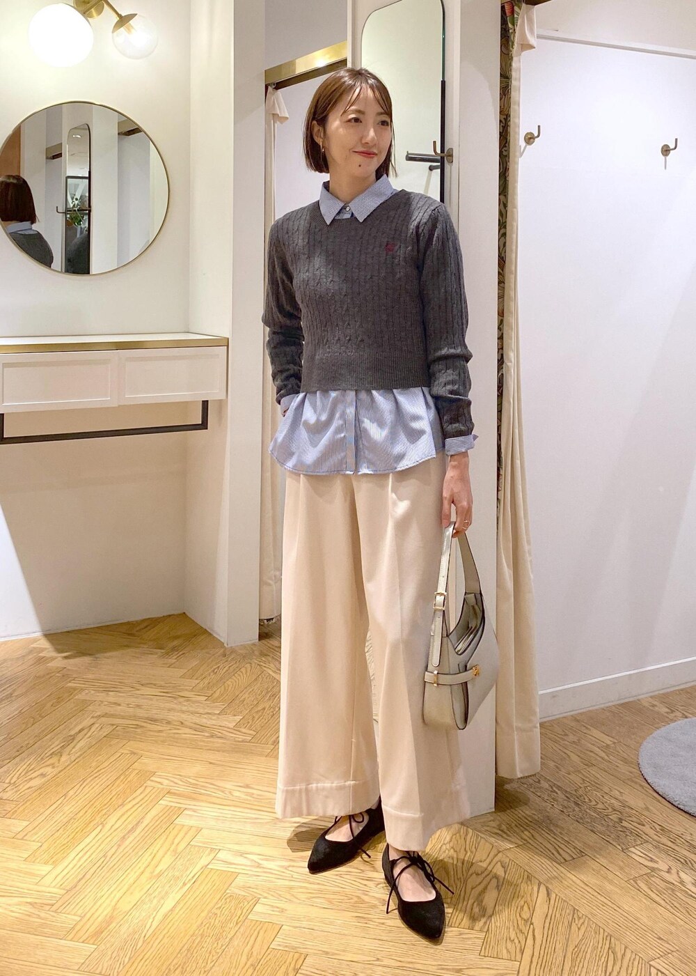 ホワイト系のハンドバッグ、ブルー系のシャツ/ブラウス、ベージュ系のその他パンツを着用したレディースの冬コーディネートの2枚目の写真