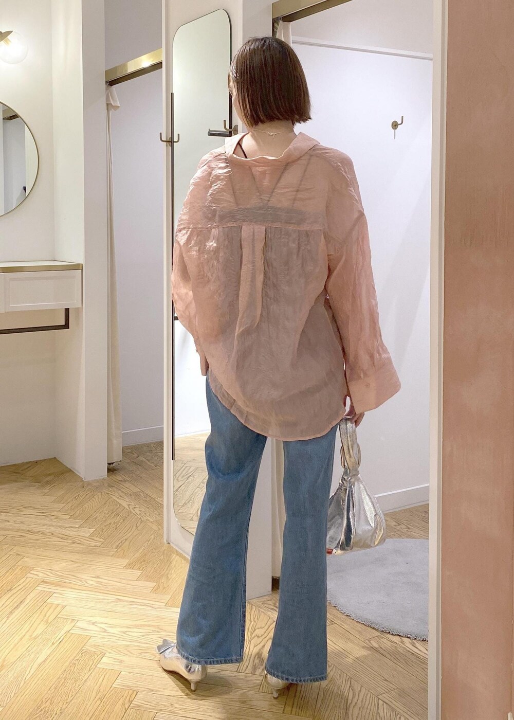 シルバー系のパンプス、ブラック系のキャミソール、シルバー系のハンドバッグを着用したレディースの夏コーディネートの3枚目の写真