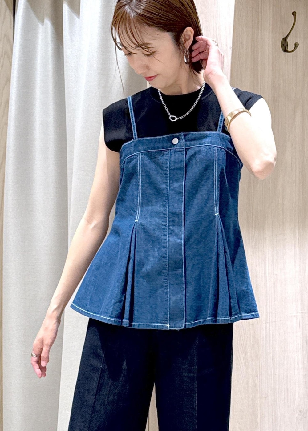 ブラック系のサンダル、ブルー系のキャミソール、ブラック系のニット/セーターを着用したレディースの春コーディネートの7枚目の写真