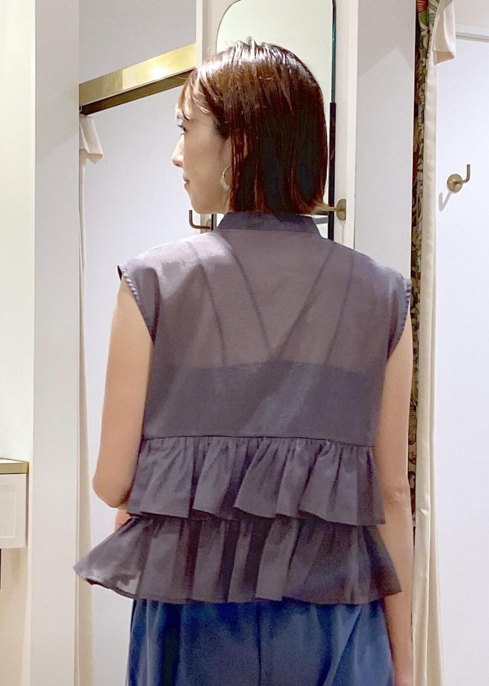 ブラック系のサンダル、ブラック系のキャミソール、グレー系のシャツ/ブラウスを着用したレディースの夏コーディネートの5枚目の写真