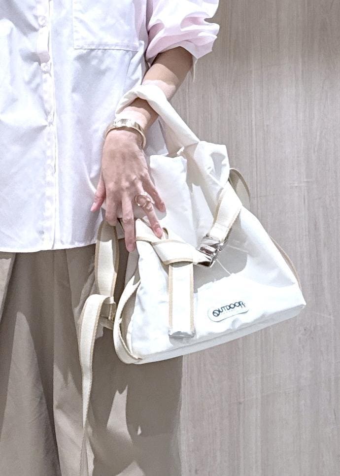 ホワイト系のトートバッグ、ベージュ系のその他パンツ、ピンク系のシャツ/ブラウスを着用したレディースの冬コーディネートの5枚目の写真