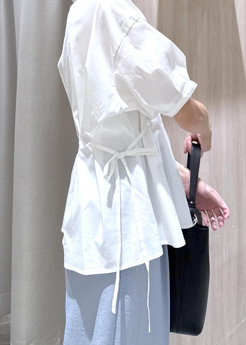 ホワイト系のシャツ/ブラウス、ブルー系のその他パンツ、ブラック系のショルダーバッグを着用したレディースの夏コーディネートの6枚目の写真