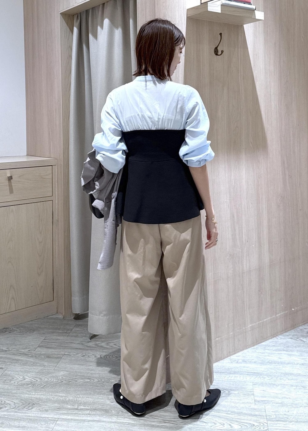 ブラック系のショルダーバッグ、ブラック系のパンプス、ベージュ系のその他パンツを着用したレディースの春コーディネートの10枚目の写真