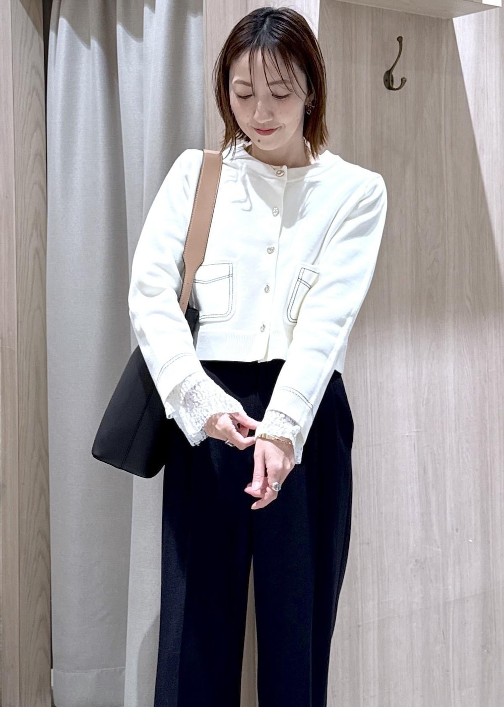 ブラック系のトートバッグ、ブルー系のその他パンツ、ブラック系のローファーを着用したレディースの冬コーディネートの4枚目の写真