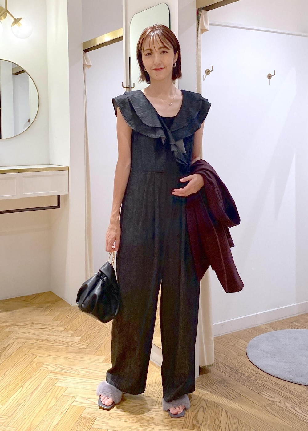 ブラック系のキャミソール、ブラック系のハンドバッグ、グレー系のドレスシューズを着用したレディースの夏コーディネートの3枚目の写真