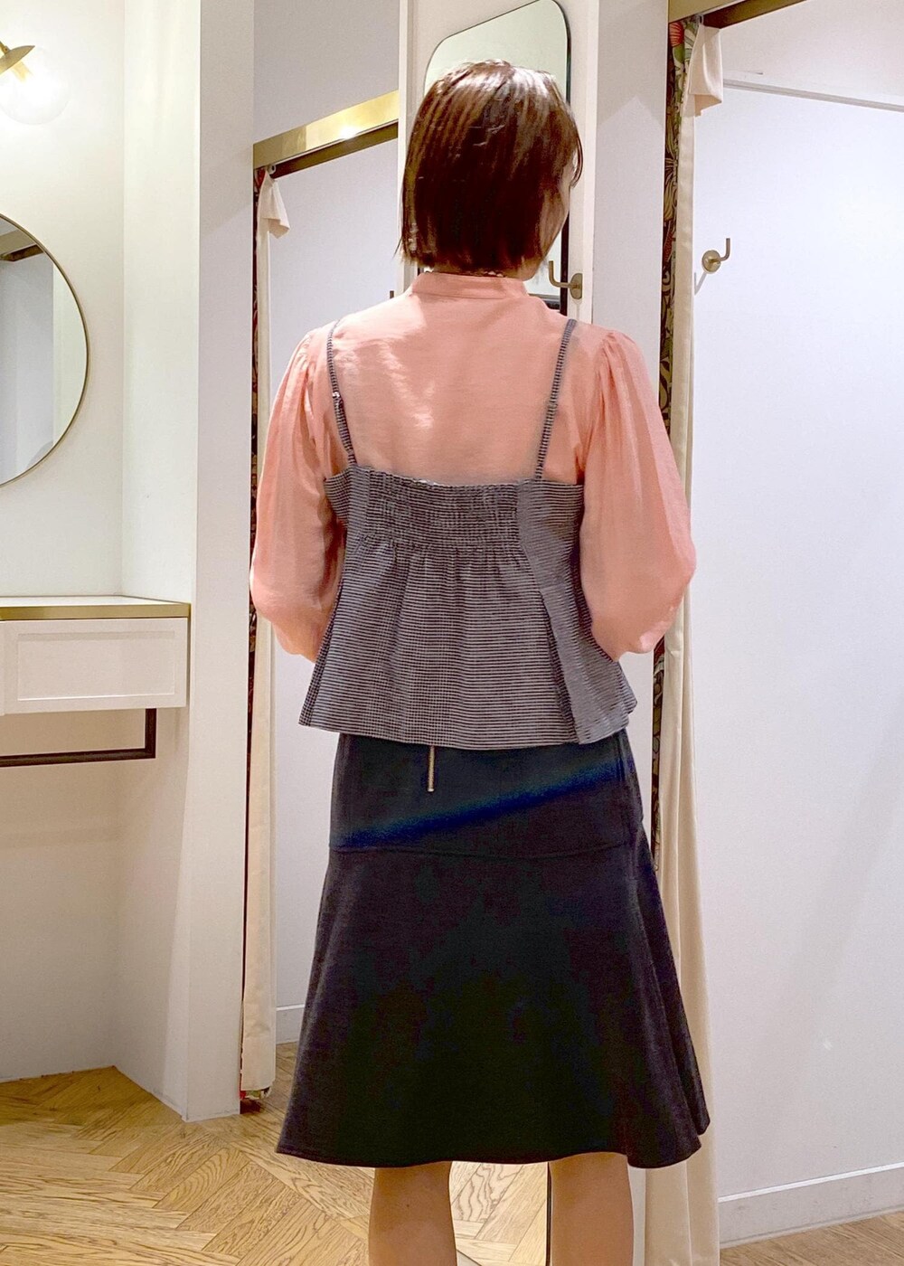 ホワイト系のハンドバッグ、ピンク系のシャツ/ブラウス、ブラック系のワンピースを着用したレディースの秋コーディネートの9枚目の写真