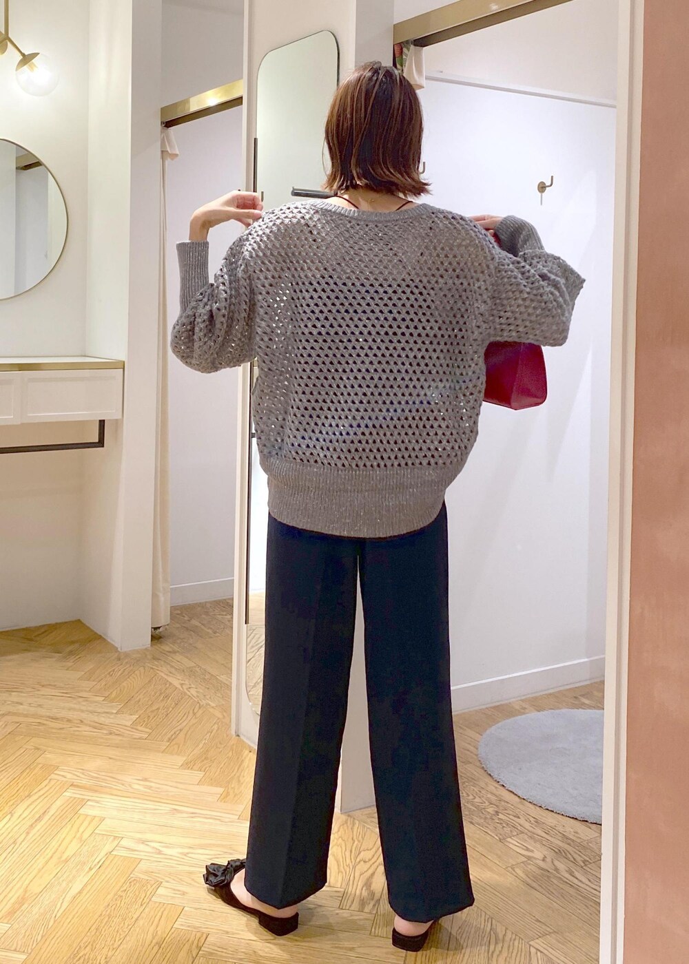 ブルー系のスラックス、ブラック系のサンダル、グレー系のニット/セーターを着用したレディースの秋コーディネートの3枚目の写真