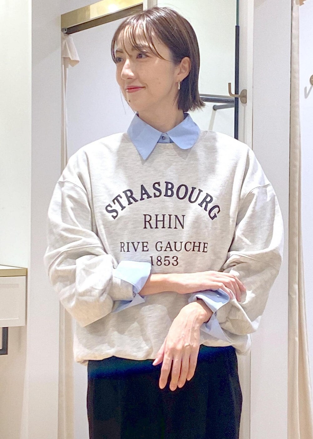 ブルー系のシャツ/ブラウス、ブラック系のバレエシューズ、ブラック系のショルダーバッグを着用したレディースの秋コーディネートの7枚目の写真