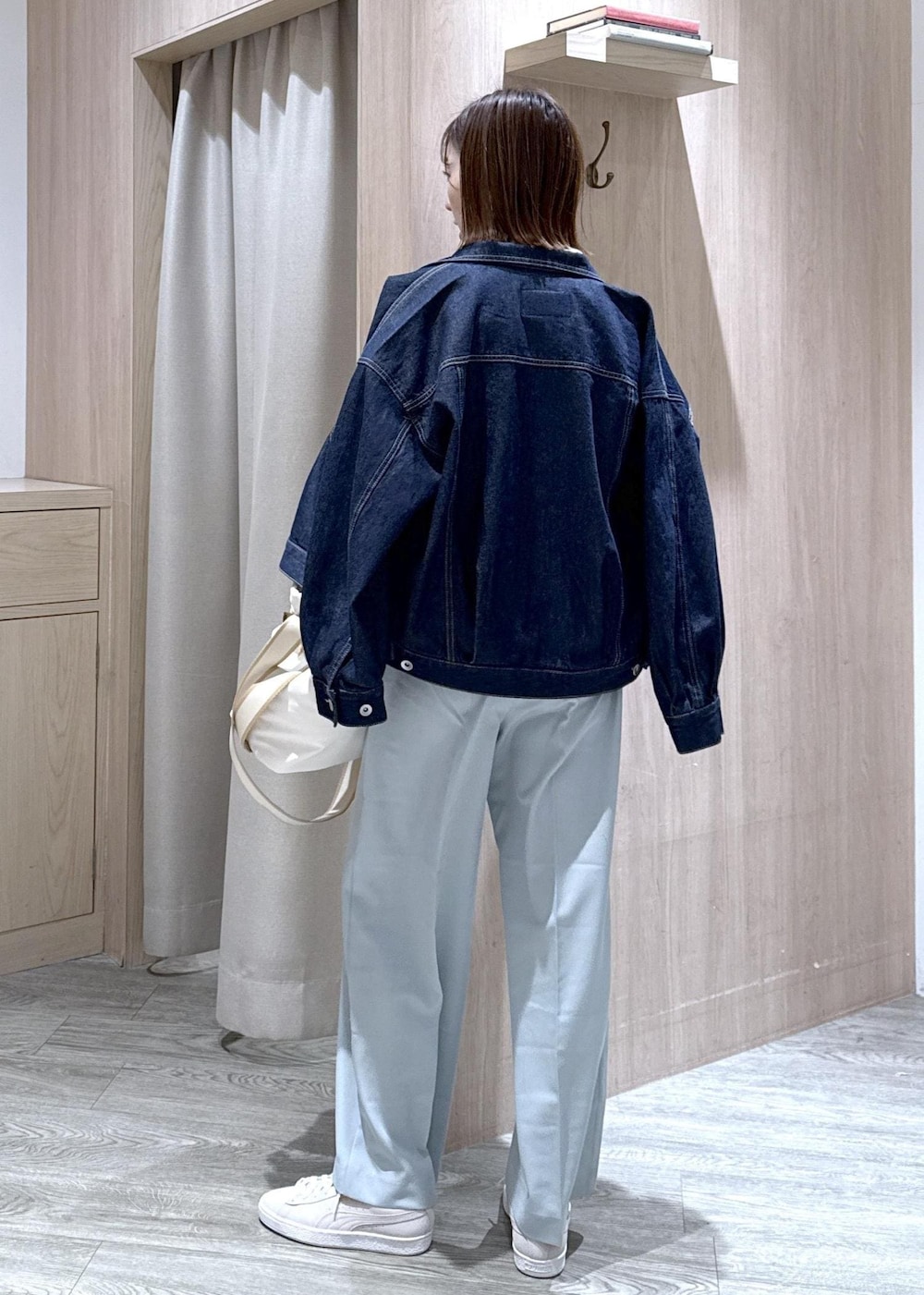 グレー系のスニーカー、グリーン系のその他パンツ、ブルー系のデニムジャケットを着用したレディースの冬コーディネートの8枚目の写真