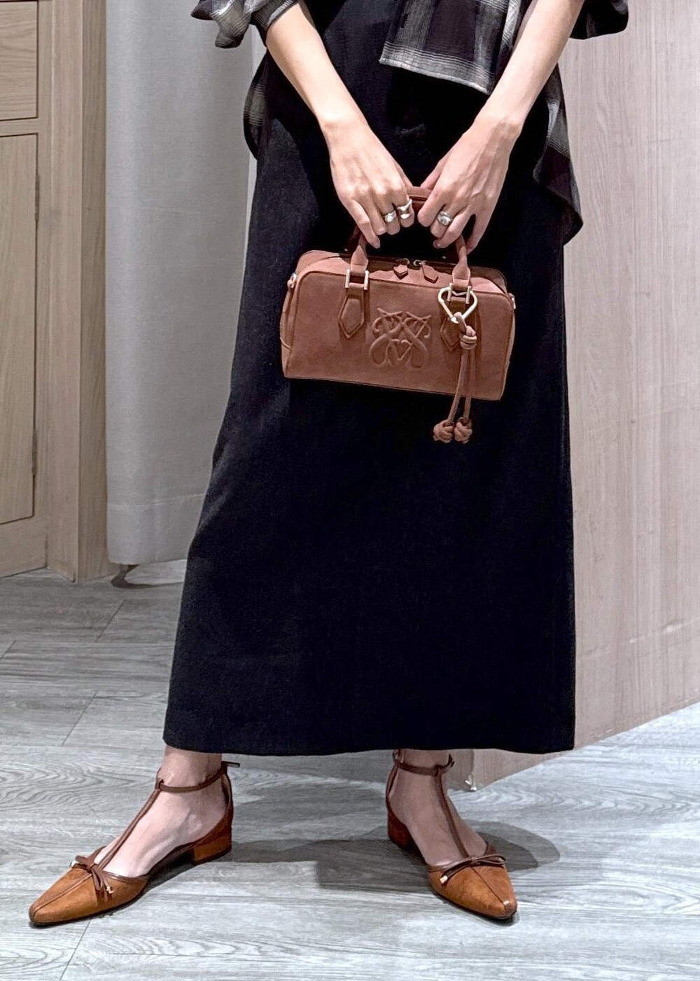 ブラック系のキャミソール、グレー系のスカート、ブラック系のシャツ/ブラウスを着用したレディースの夏コーディネートの5枚目の写真