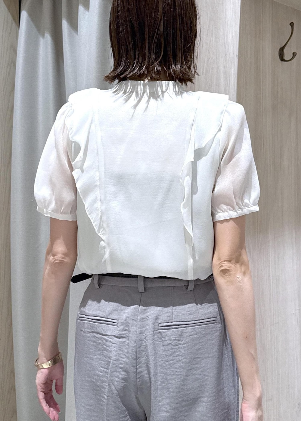 ブラック系のショルダーバッグ、グレー系のその他パンツ、ブラック系のパンプスを着用したレディースの夏コーディネートの7枚目の写真