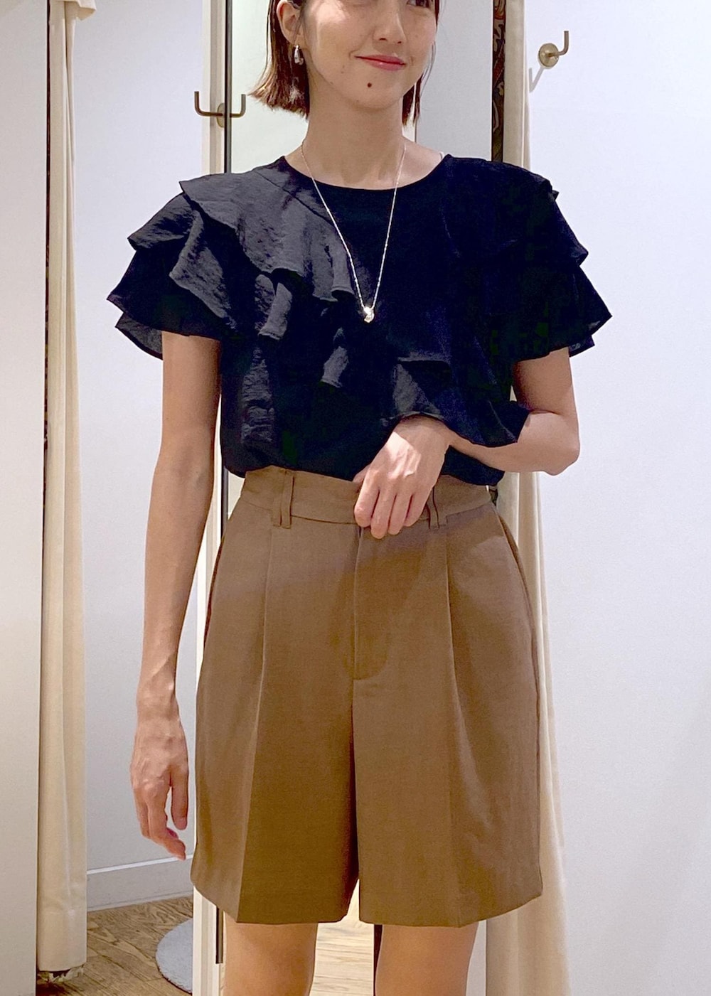 ブラック系のシャツ/ブラウス、ブラウン系のその他パンツ、グリーン系のショルダーバッグを着用したレディースの夏コーディネートの6枚目の写真