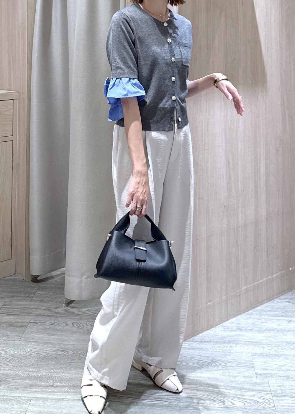 ホワイト系のその他パンツ、ブラック系のパンプス、ブラック系のショルダーバッグを着用したレディースの夏コーディネートの10枚目の写真