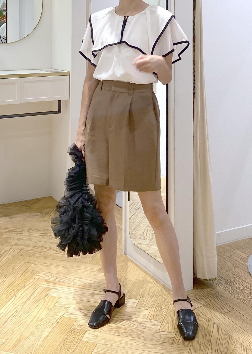 ブラック系のサンダル、ブラック系のショルダーバッグ、ブラウン系のその他パンツを着用したレディースの夏コーディネートの5枚目の写真