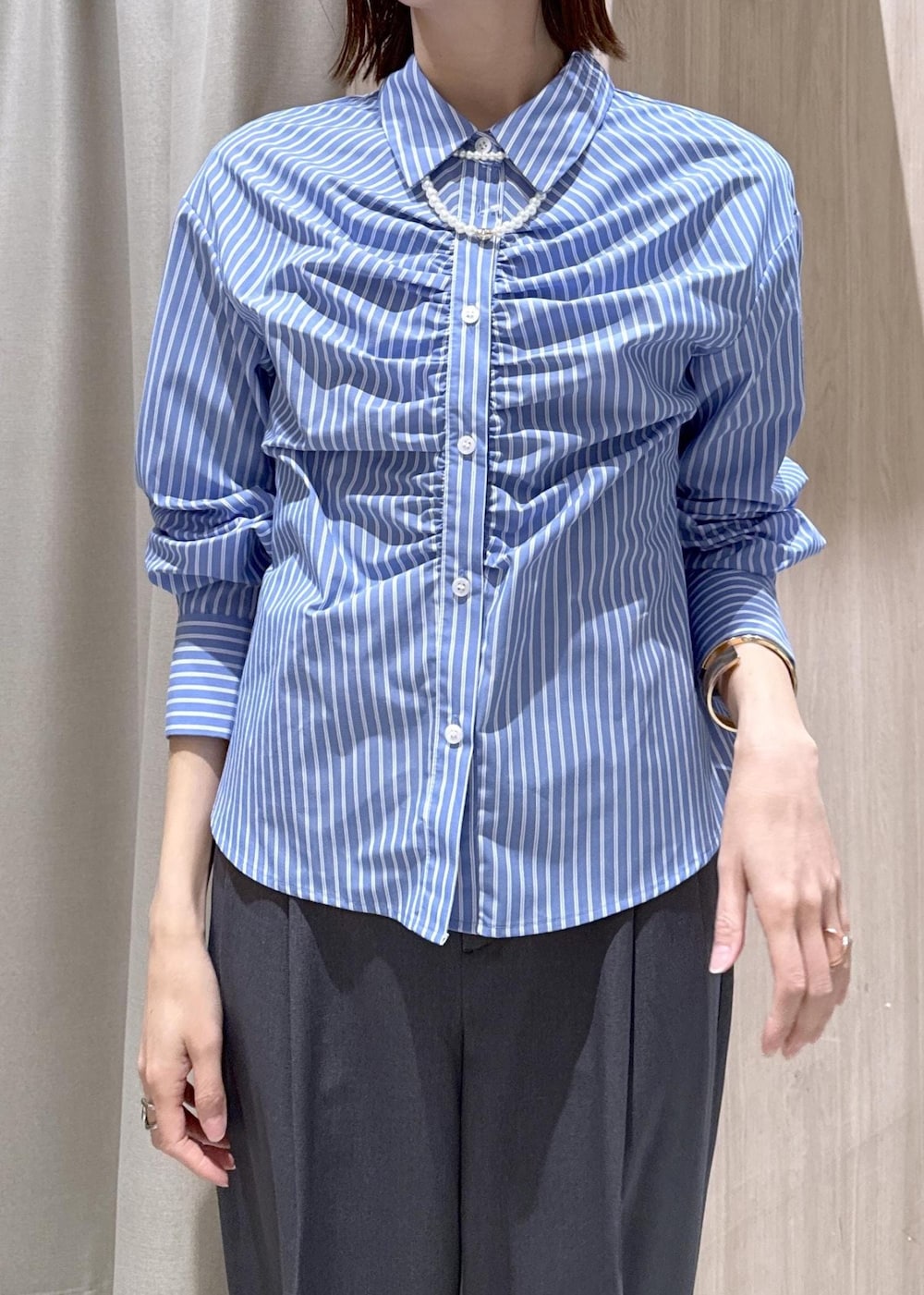 ブラック系のトートバッグ、ブルー系のカーディガン/ボレロ、グレー系のその他パンツを着用したレディースの冬コーディネートの7枚目の写真