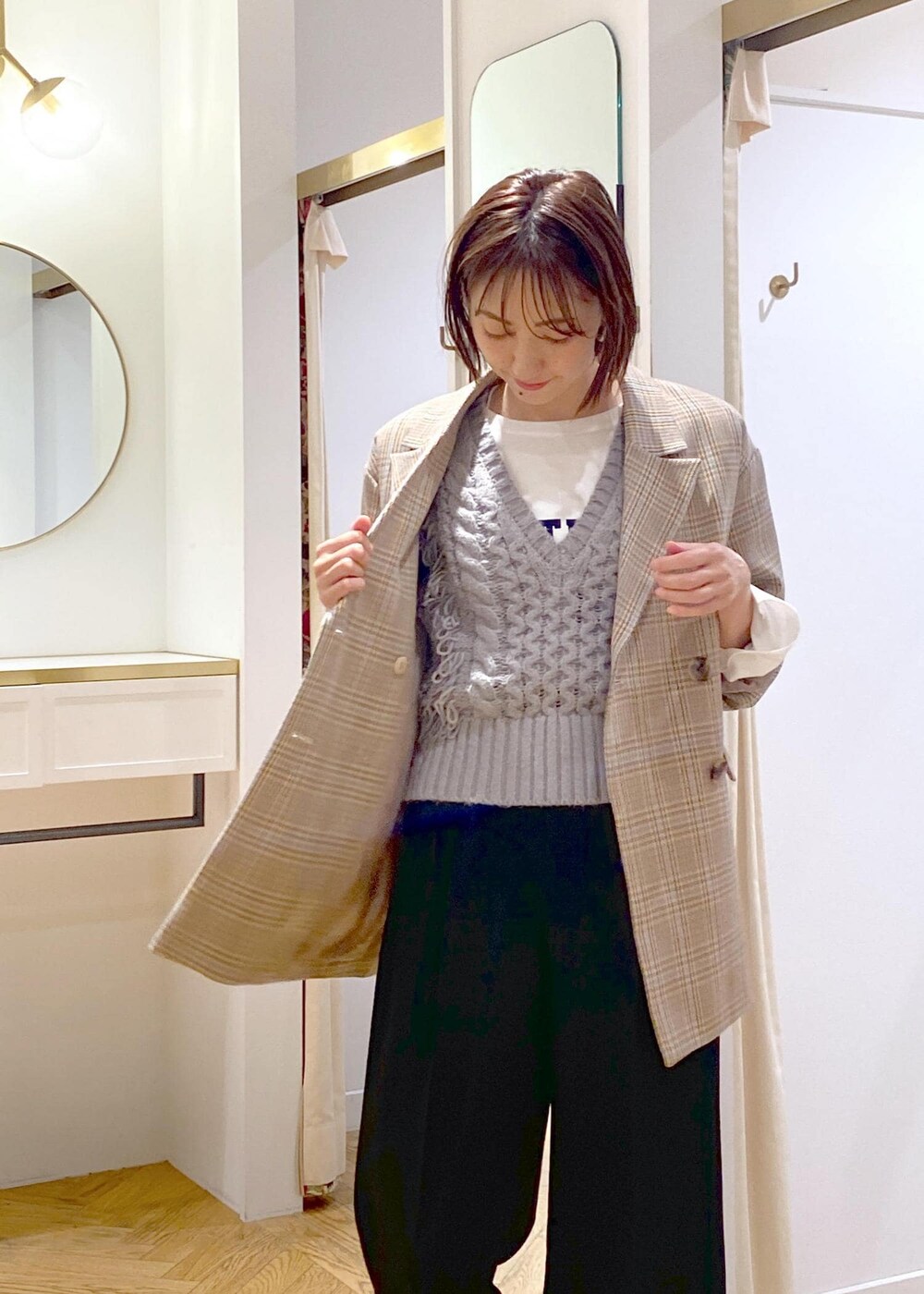 ブラック系のショルダーバッグ、ブラック系のバレエシューズ、ホワイト系のTシャツ/カットソーを着用したレディースの秋コーディネートの4枚目の写真