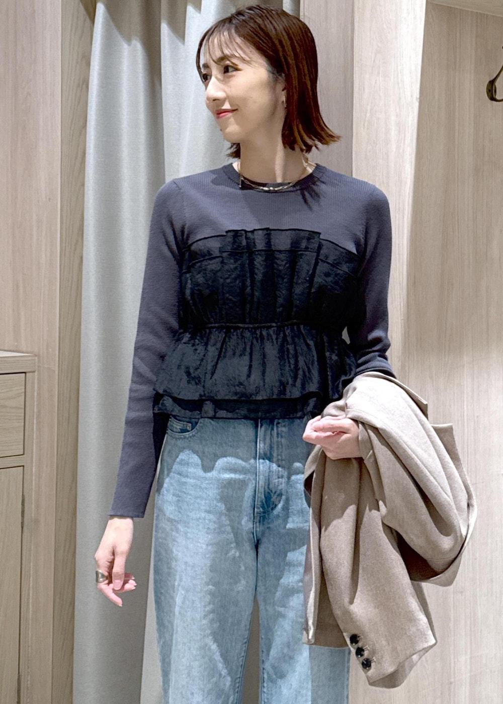 ブラック系のショルダーバッグ、ブルー系のデニムパンツ、イエロー系のテーラードジャケットを着用したレディースの春コーディネートの9枚目の写真