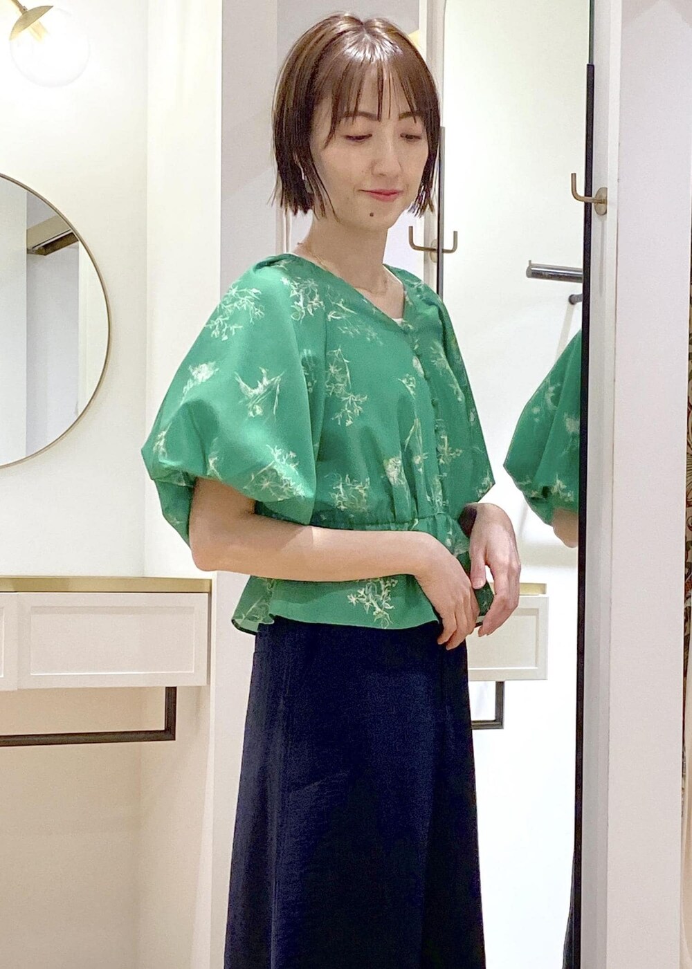 「ビス、大人カジュアル、美イージー、美easy、美easyシリーズ、スカート、Aラインスカート、スカートコーデ、スカートスタイル、ブラウス、ブラウスコーデ、ブラウススタイル、フラットシューズ、花柄、綺麗め」｜「Juzeのスクエアトゥバブーシュパンプス（パンプス、シルバー系）」を使った、eric08さん（レディース・166cm）の春コーディネートの3枚目の写真