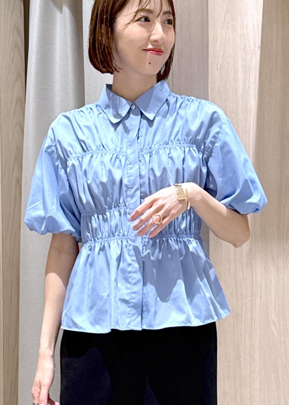 ホワイト系のカーディガン/ボレロ、ブラック系のショルダーバッグ、シルバー系のパンプスを着用したレディースの春コーディネートの9枚目の写真