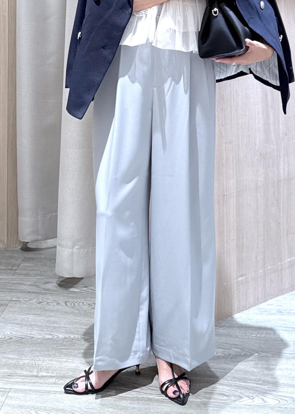 ブラック系のショルダーバッグ、ブルー系のその他パンツ、ホワイト系のTシャツ/カットソーを着用したレディースの秋コーディネートの3枚目の写真