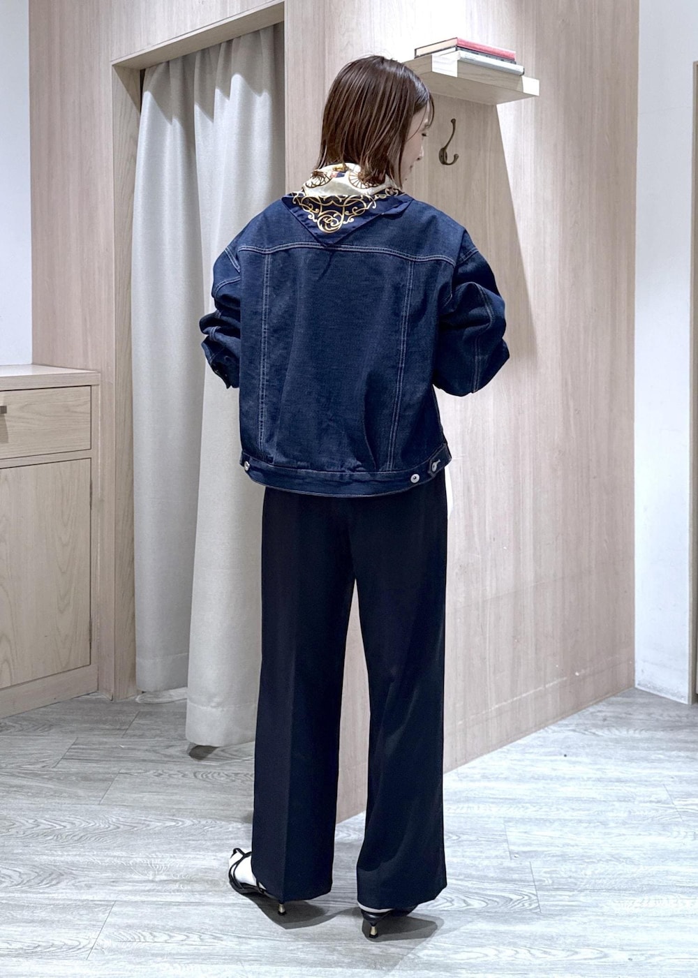 ブルー系のその他パンツ、ブルー系のデニムジャケット、ホワイト系のニット/セーターを着用したレディースの冬コーディネートの6枚目の写真