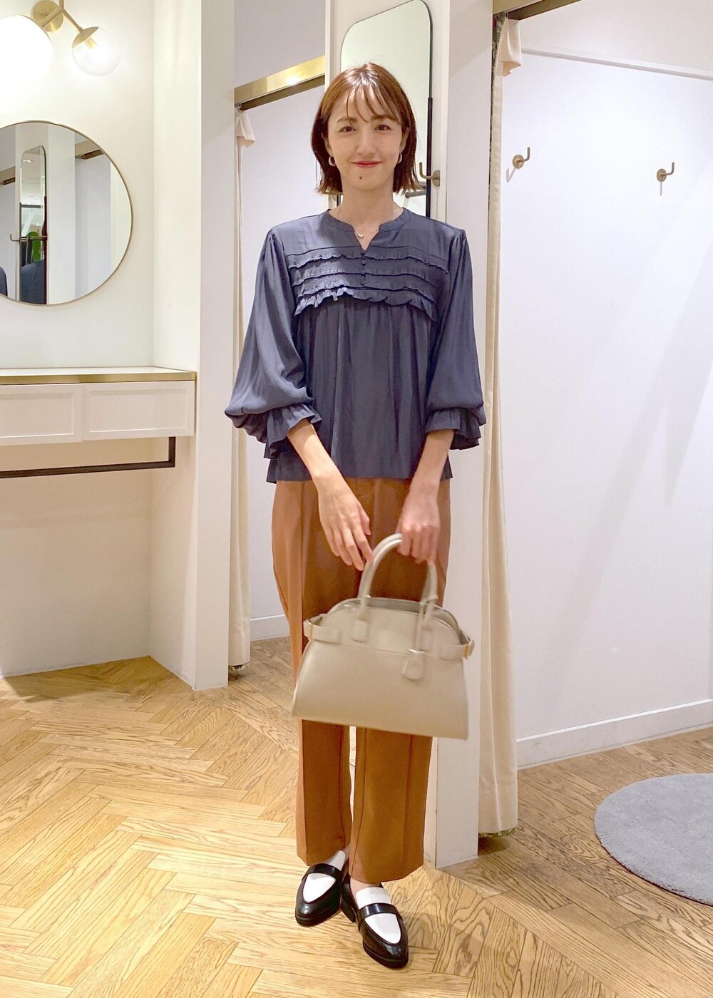 ブラック系のローファー、グレー系のシャツ/ブラウス、イエロー系のスラックスを着用したレディースの秋コーディネートの9枚目の写真